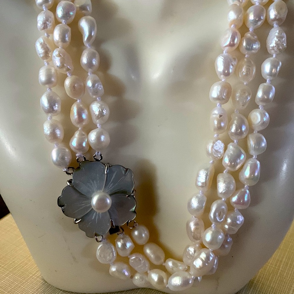 Beautiful 3 rows natural white cultured Baroque beads MOP silver flower clasp